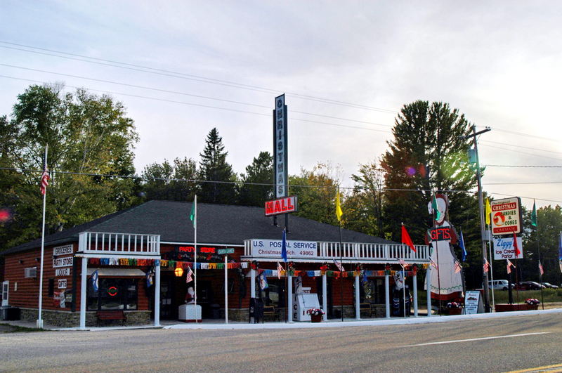 Paddlers Inn (Christmas Motel) - Random Christmas Michigan Photos (newer photo)